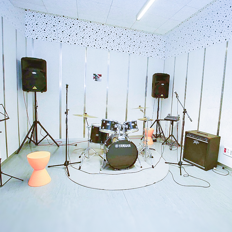 Unha das salas de ensaio de Vigosónico, co backline montado