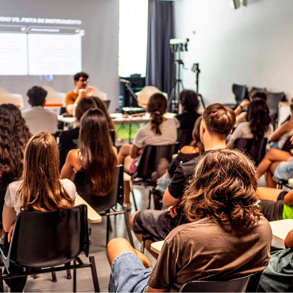 Rapaces e rapazas tocando no Campus de Vigosónico