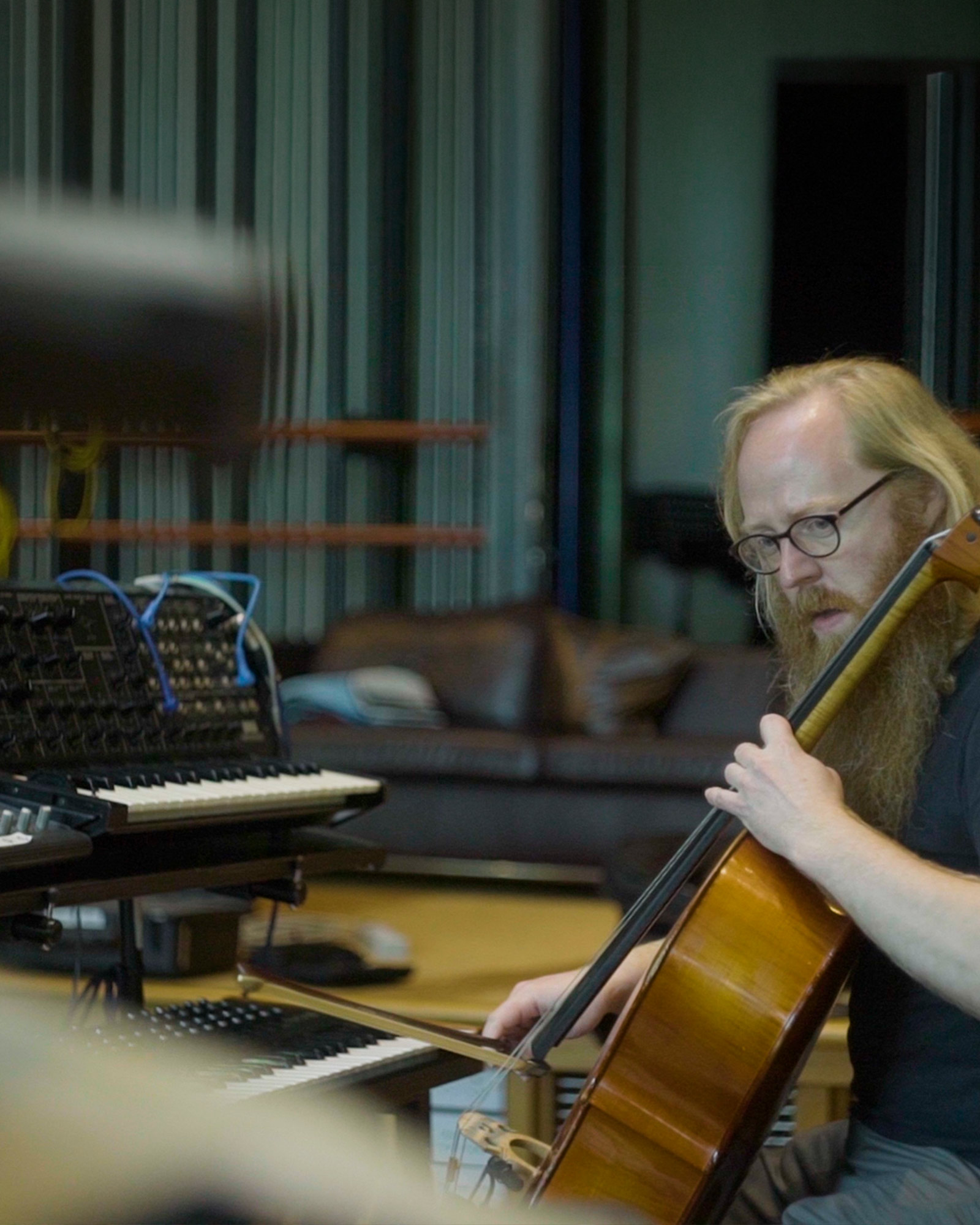 Drew Morgan tocando un violonchelo nun estudio de gravación