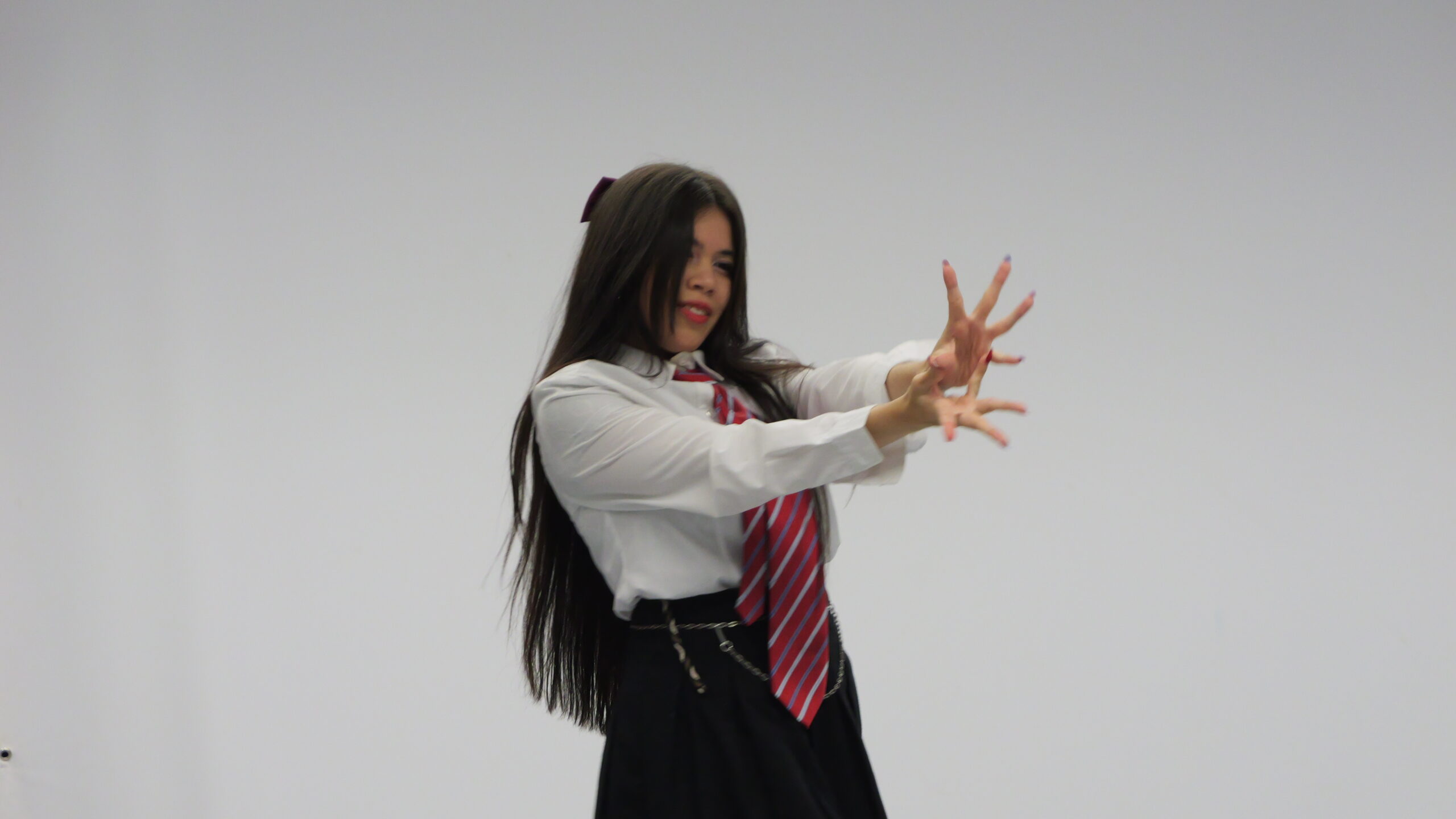 Grupo de rapazas bailando coreografía K-pop en Vigosónico