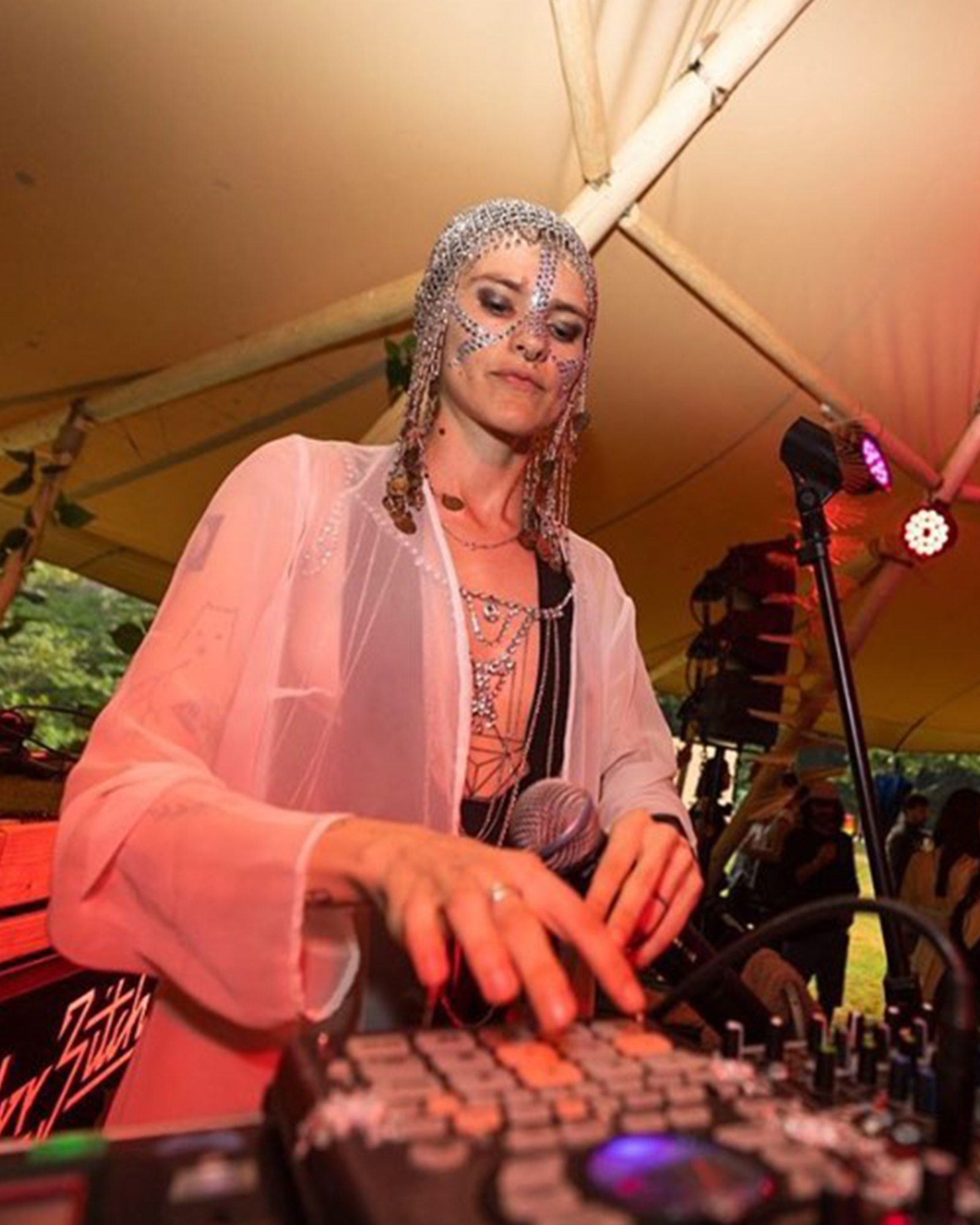 Lucila pinchando cunha controladora de DJ