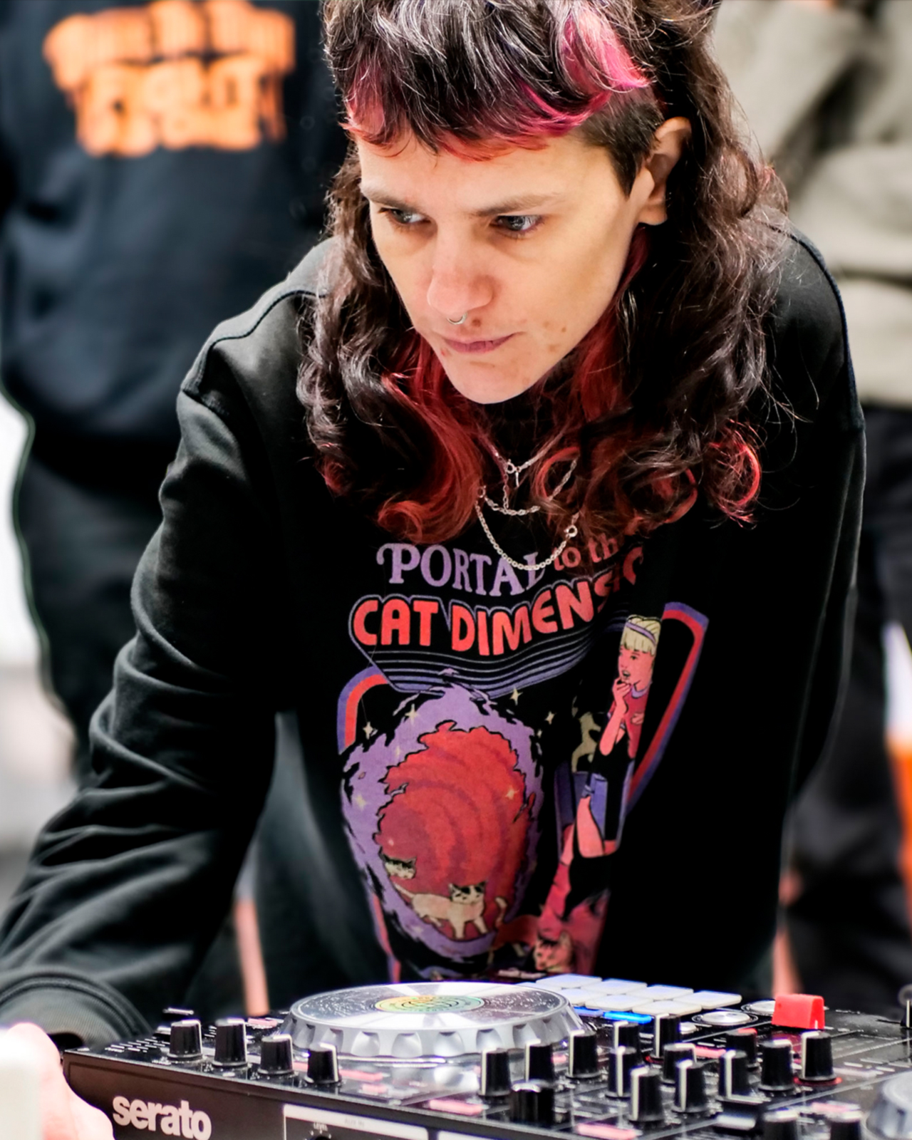 Lucila pinchando cunha controladora de DJ