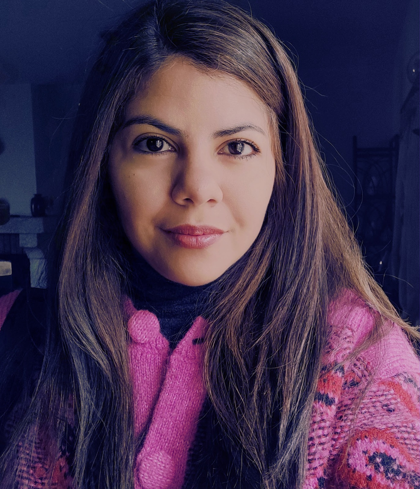 Retrato de Mary Rada na súa mesa de traballo, cun ordenador ao fondo