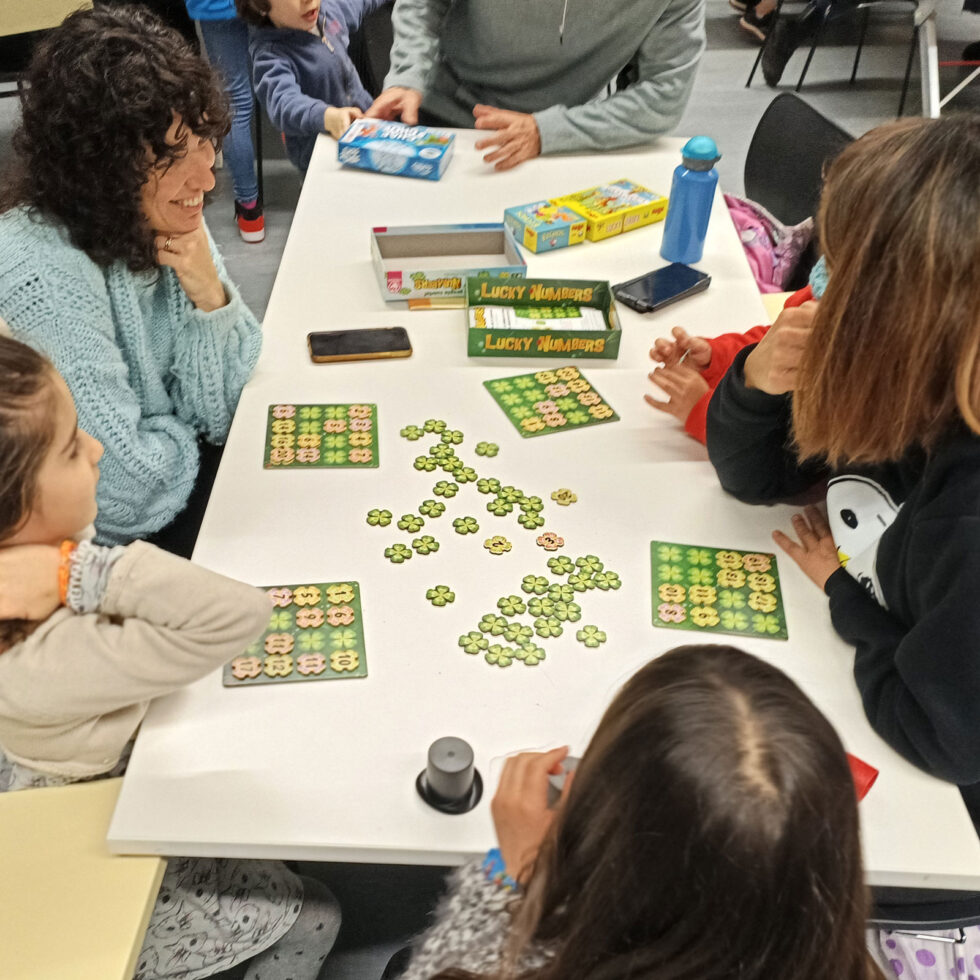 Xente xogando en mesa en Vigosónico Xoga
