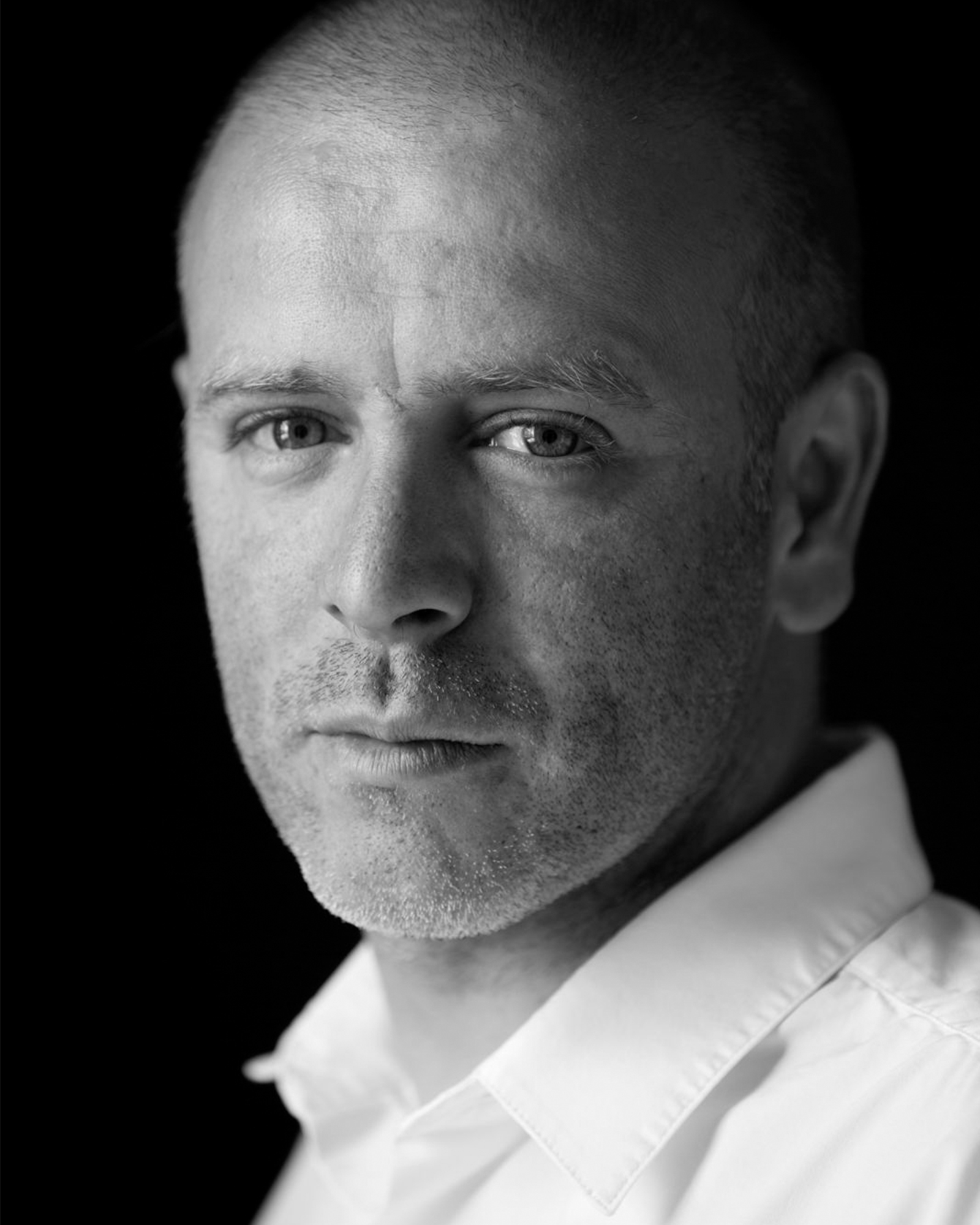 Retrato en branco e negro de Xabier Alonso