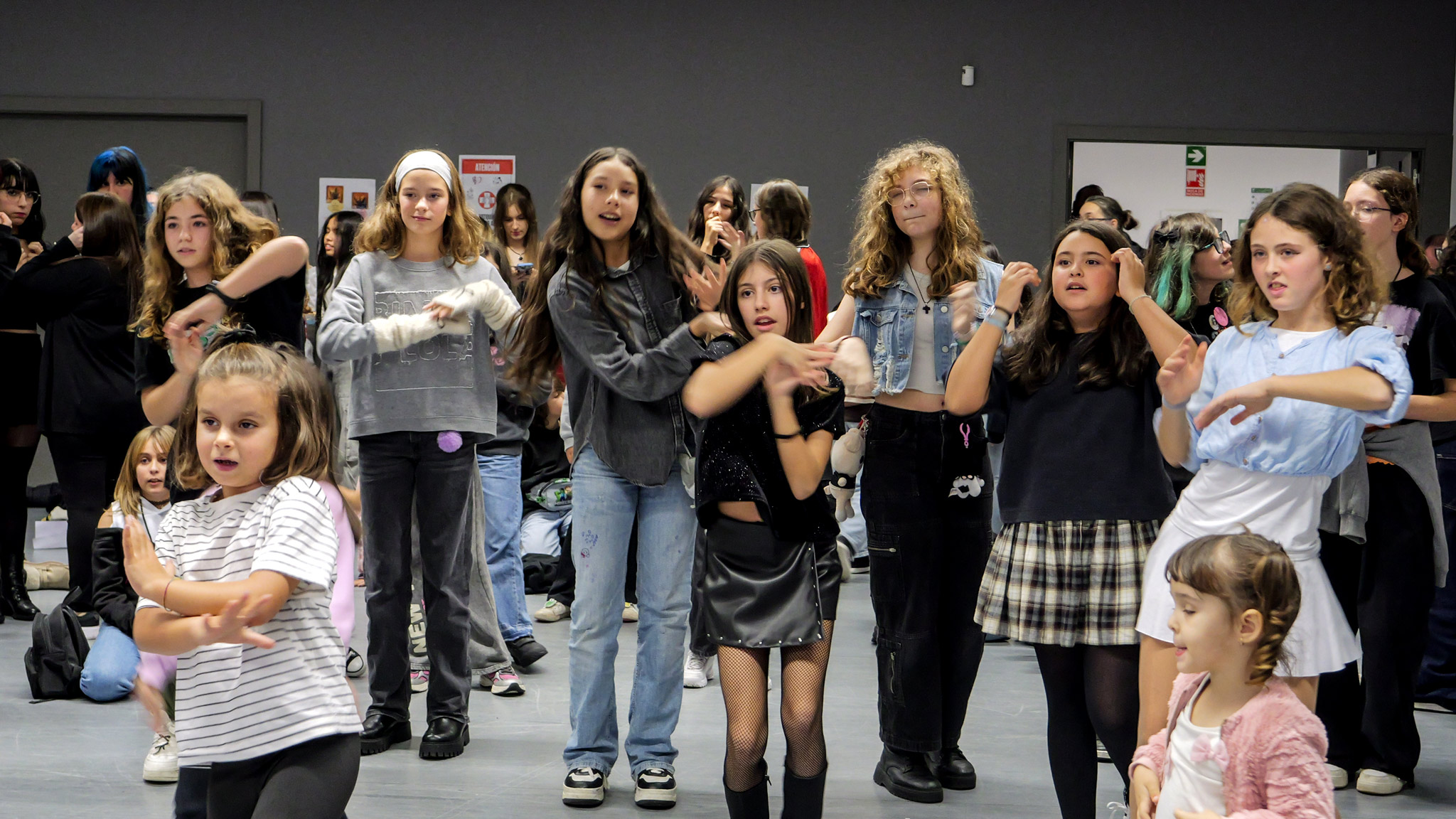 Rapaza bailando unha coreografía K-pop en Vigosónico