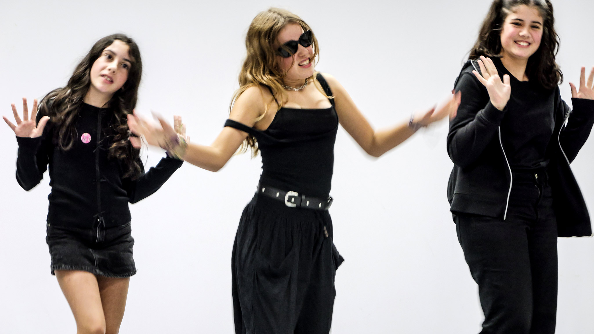 Grupo de rapazas bailando en Vigosónico Xoga K-pop