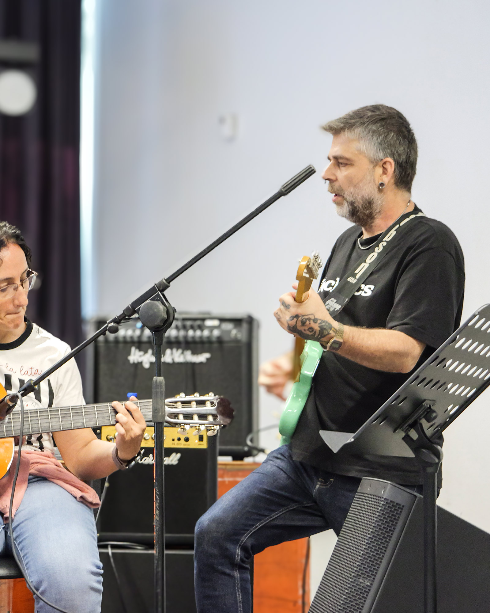 Martiño Martínez nun obradoiro cunha guitarra eléctrica