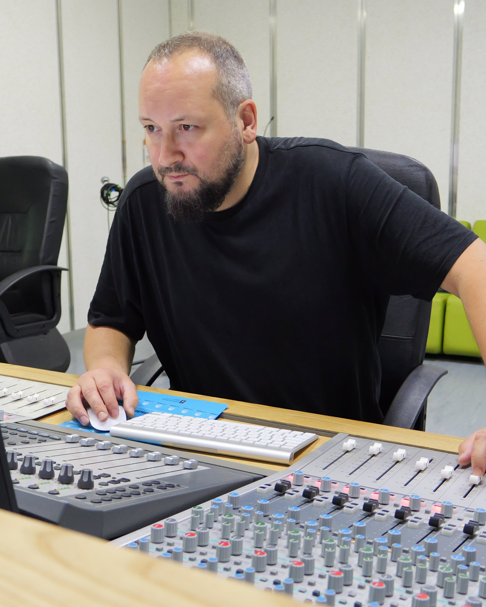Rafa Solemne traballando nunha mesa de mesturas no estudio