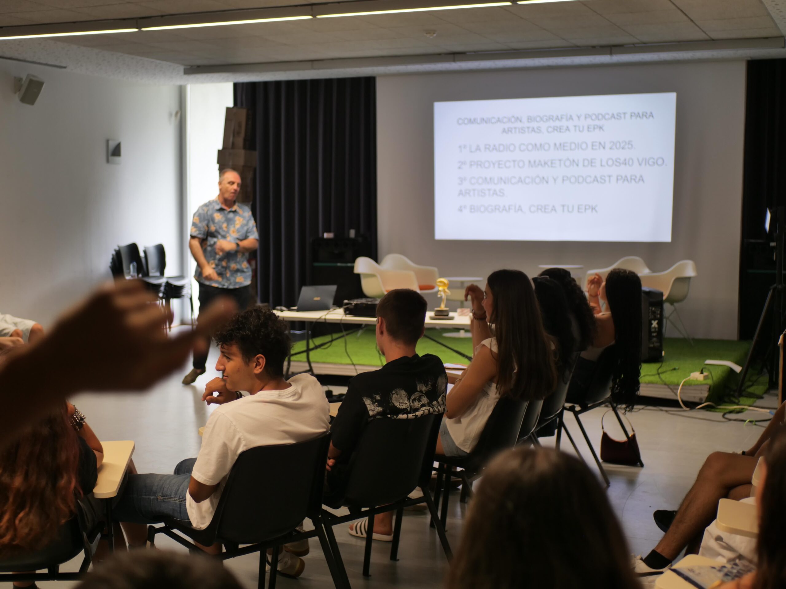 Charla con público na Sala Polivalente de Vigosónico